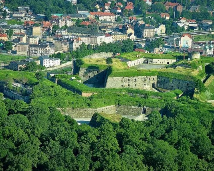 Twierdza Kłodzko|w centralnej części Kłodzka
